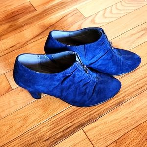 Excellent condition, navy zip-up ankle boots!